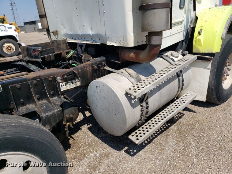 image for item DP8015 2004 Kenworth T800  truck cab and chassis