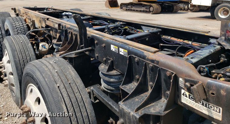 image for item DP8015 2004 Kenworth T800  truck cab and chassis