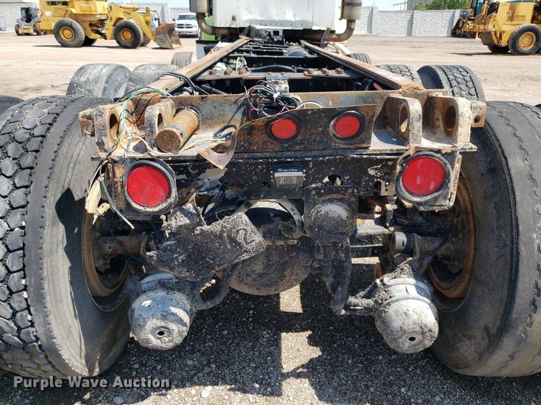 image for item DP8015 2004 Kenworth T800  truck cab and chassis