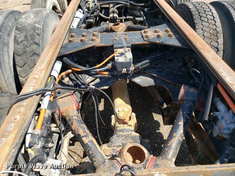 image for item DP8015 2004 Kenworth T800  truck cab and chassis