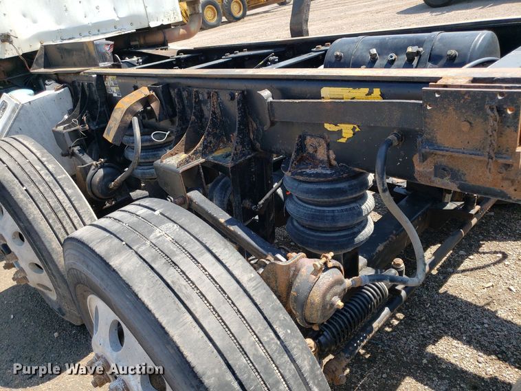 image for item DP8015 2004 Kenworth T800  truck cab and chassis