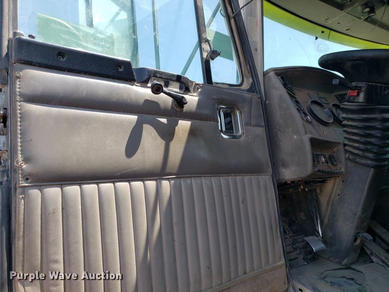 image for item DP8015 2004 Kenworth T800  truck cab and chassis