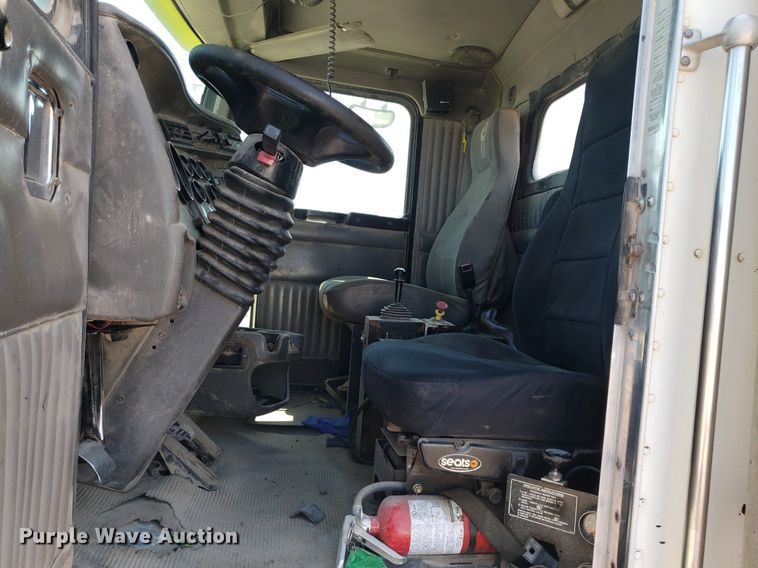 image for item DP8015 2004 Kenworth T800  truck cab and chassis