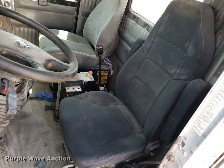 image for item DP8015 2004 Kenworth T800  truck cab and chassis