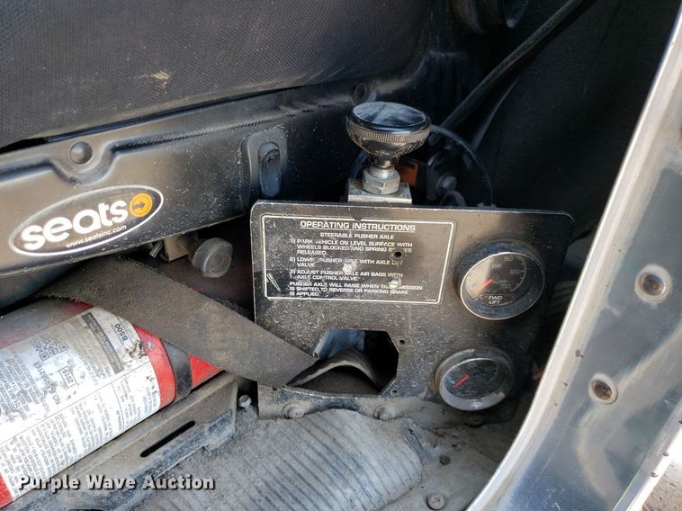 image for item DP8015 2004 Kenworth T800  truck cab and chassis