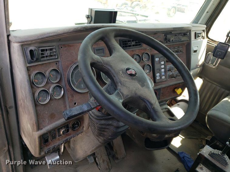 image for item DP8015 2004 Kenworth T800  truck cab and chassis