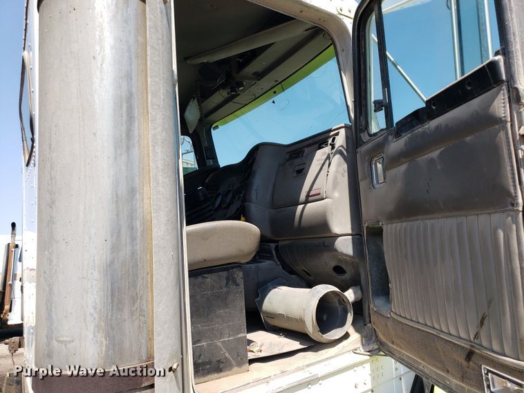 image for item DP8015 2004 Kenworth T800  truck cab and chassis