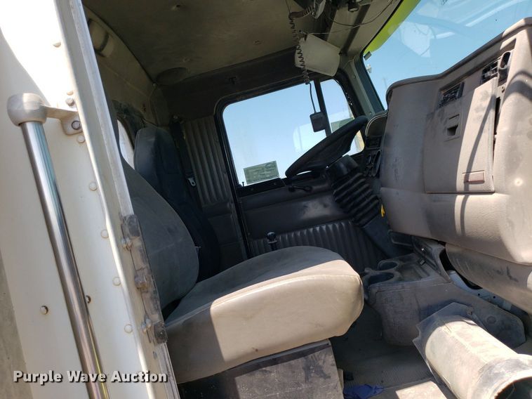 image for item DP8015 2004 Kenworth T800  truck cab and chassis