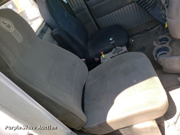 image for item DP8015 2004 Kenworth T800  truck cab and chassis