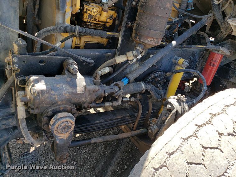 image for item DP8015 2004 Kenworth T800  truck cab and chassis