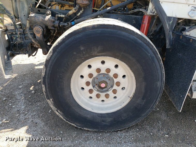 image for item DP8015 2004 Kenworth T800  truck cab and chassis