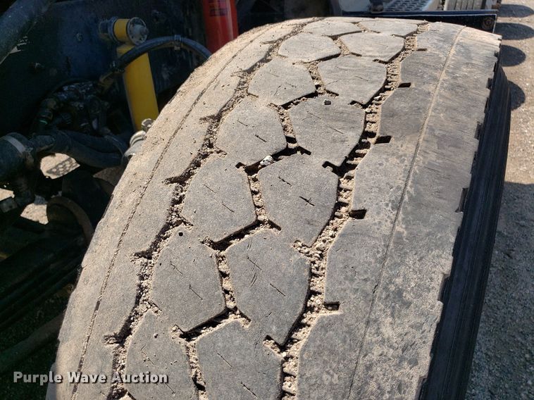 image for item DP8015 2004 Kenworth T800  truck cab and chassis