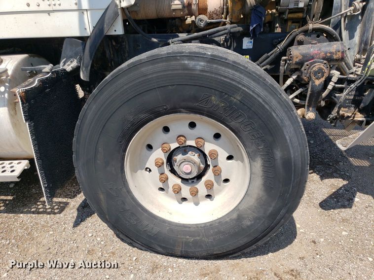 image for item DP8015 2004 Kenworth T800  truck cab and chassis