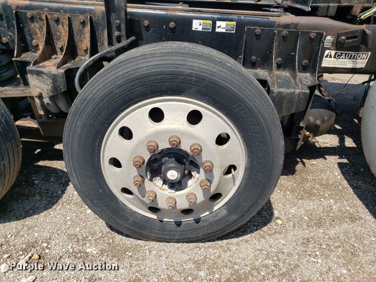 image for item DP8015 2004 Kenworth T800  truck cab and chassis