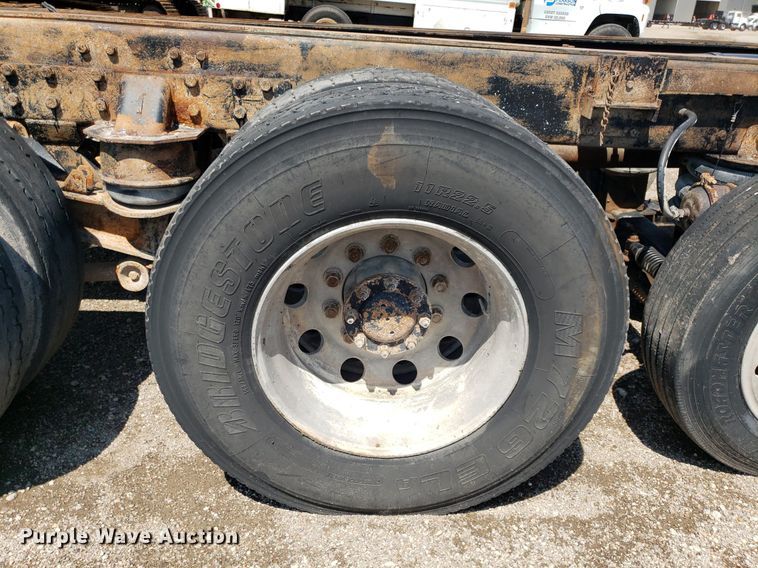 image for item DP8015 2004 Kenworth T800  truck cab and chassis