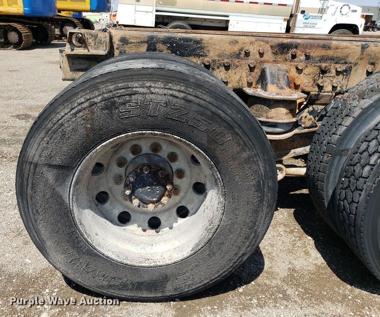 image for item DP8015 2004 Kenworth T800  truck cab and chassis