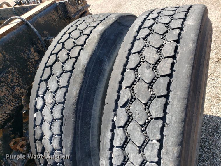 image for item DP8015 2004 Kenworth T800  truck cab and chassis