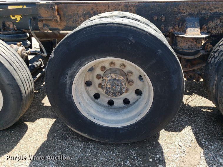 image for item DP8015 2004 Kenworth T800  truck cab and chassis