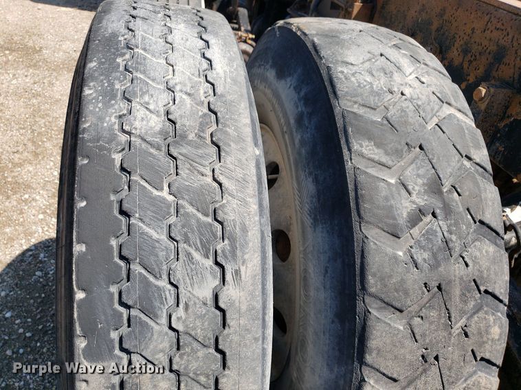 image for item DP8015 2004 Kenworth T800  truck cab and chassis