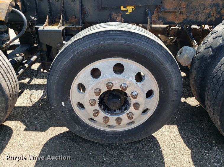 image for item DP8015 2004 Kenworth T800  truck cab and chassis