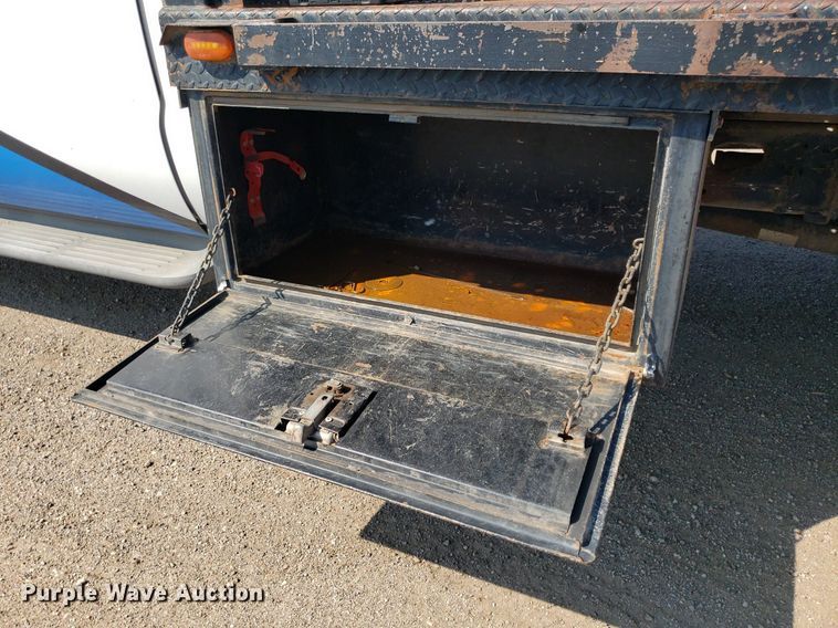 image for item DP8016 2001 Ford F550 Super Duty  Crew Cab flatbed truck