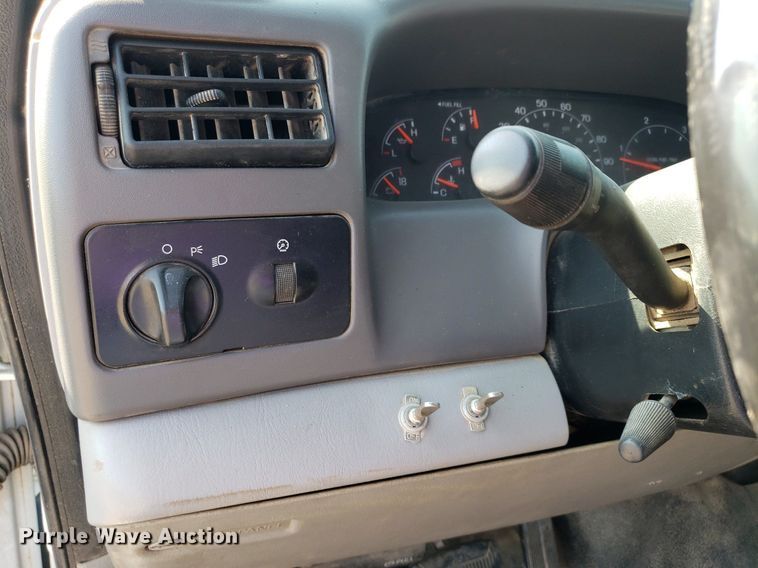 image for item DP8016 2001 Ford F550 Super Duty  Crew Cab flatbed truck