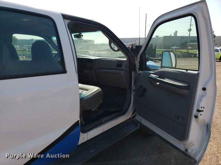 image for item DP8016 2001 Ford F550 Super Duty  Crew Cab flatbed truck