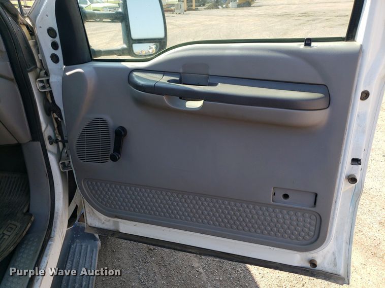 image for item DP8016 2001 Ford F550 Super Duty  Crew Cab flatbed truck