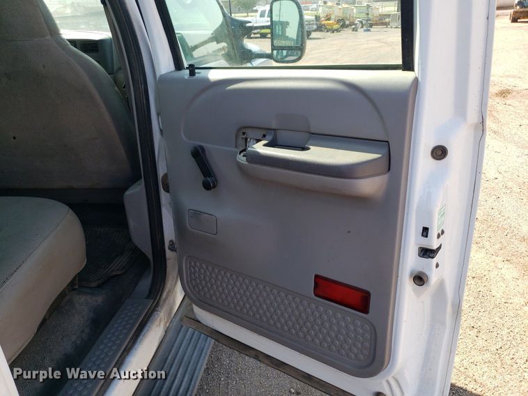 image for item DP8016 2001 Ford F550 Super Duty  Crew Cab flatbed truck