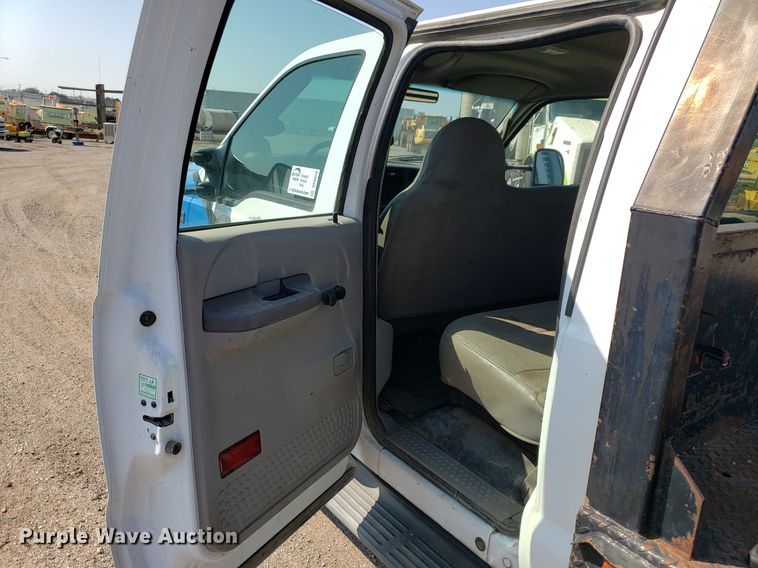 image for item DP8016 2001 Ford F550 Super Duty  Crew Cab flatbed truck