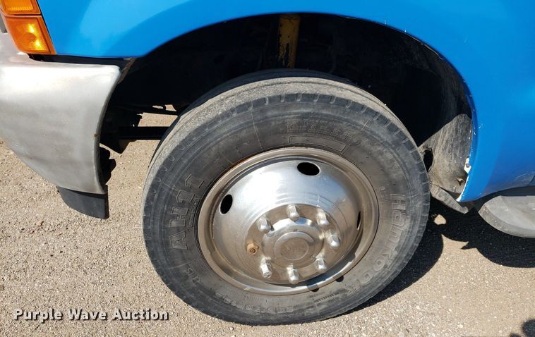 image for item DP8016 2001 Ford F550 Super Duty  Crew Cab flatbed truck