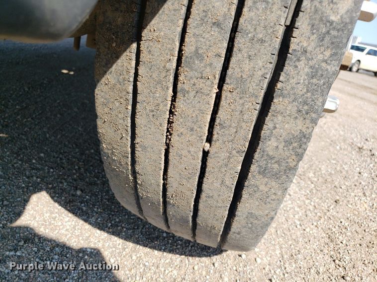 image for item DP8016 2001 Ford F550 Super Duty  Crew Cab flatbed truck