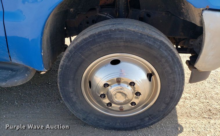 image for item DP8016 2001 Ford F550 Super Duty  Crew Cab flatbed truck