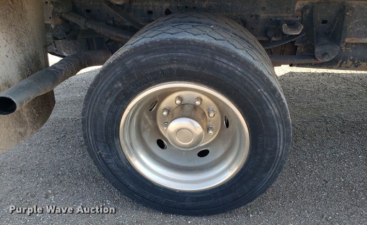 image for item DP8016 2001 Ford F550 Super Duty  Crew Cab flatbed truck