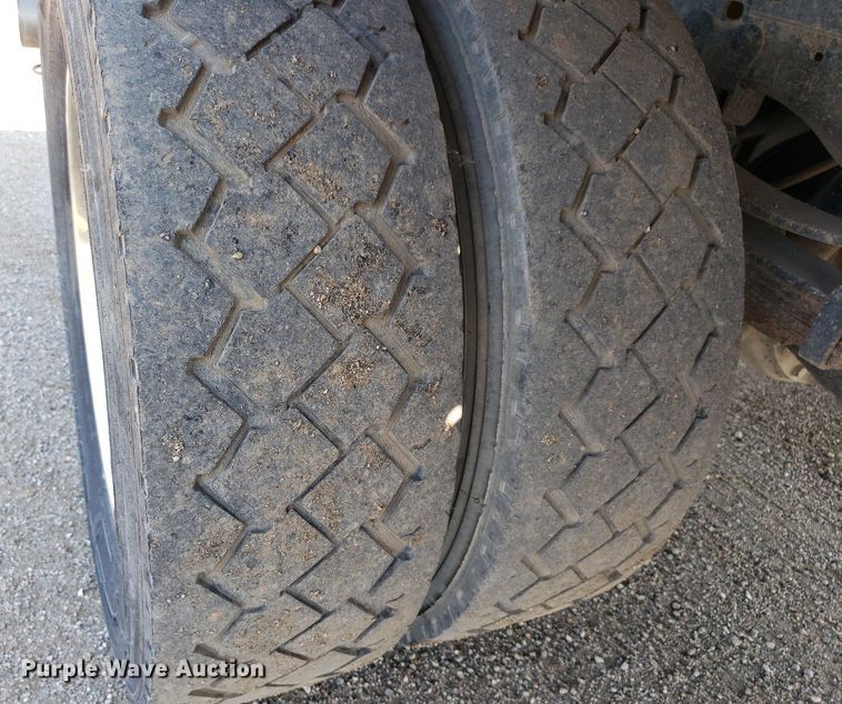 image for item DP8016 2001 Ford F550 Super Duty  Crew Cab flatbed truck