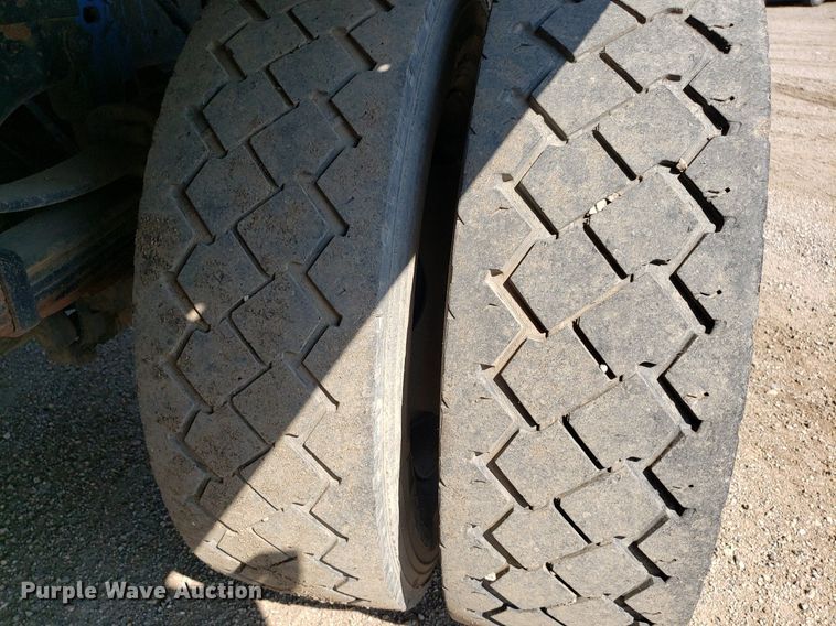 image for item DP8016 2001 Ford F550 Super Duty  Crew Cab flatbed truck