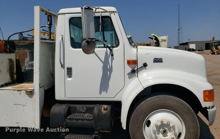 image for item DP8017 2000 International 4700  utility / service truck