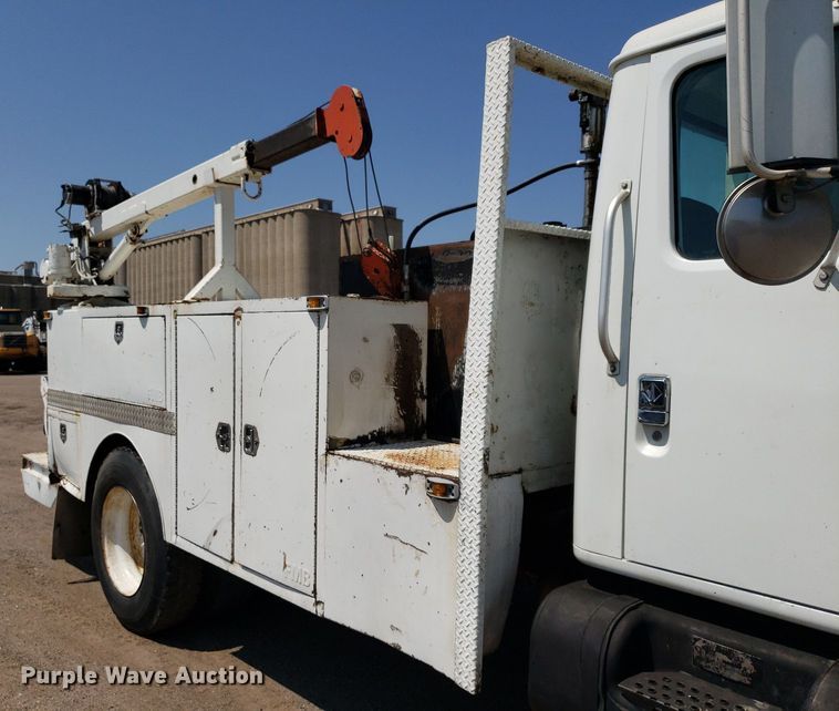 image for item DP8017 2000 International 4700  utility / service truck