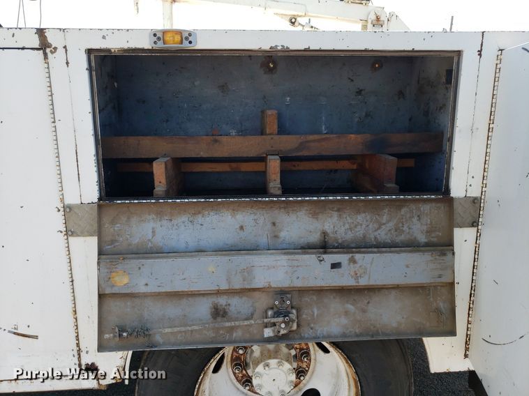 image for item DP8017 2000 International 4700  utility / service truck