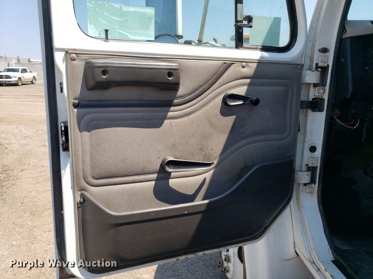 image for item DP8017 2000 International 4700  utility / service truck