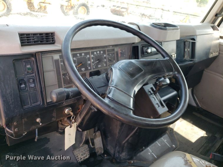 image for item DP8017 2000 International 4700  utility / service truck