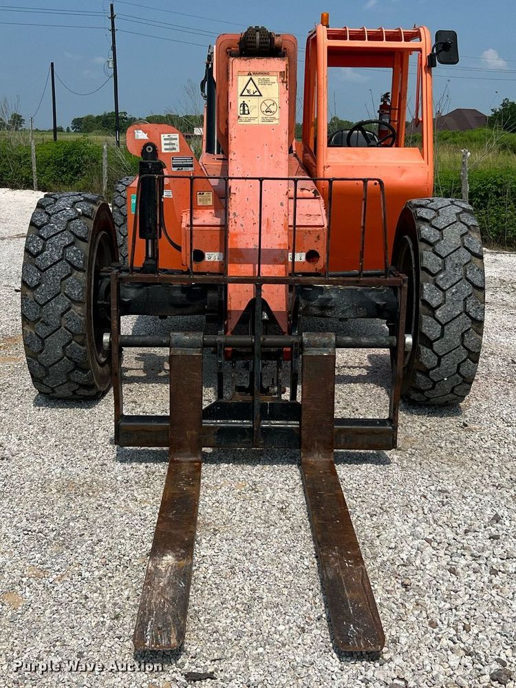 image for item DQ2073 2014 JLG Skytrack 8042  telehandler