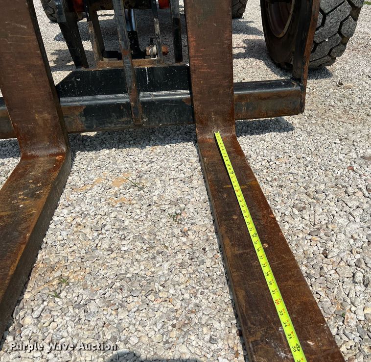 image for item DQ2073 2014 JLG Skytrack 8042  telehandler