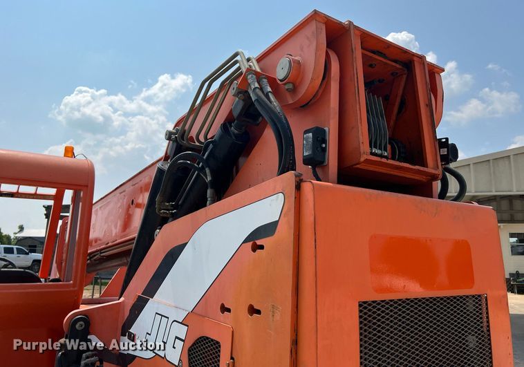 image for item DQ2073 2014 JLG Skytrack 8042  telehandler