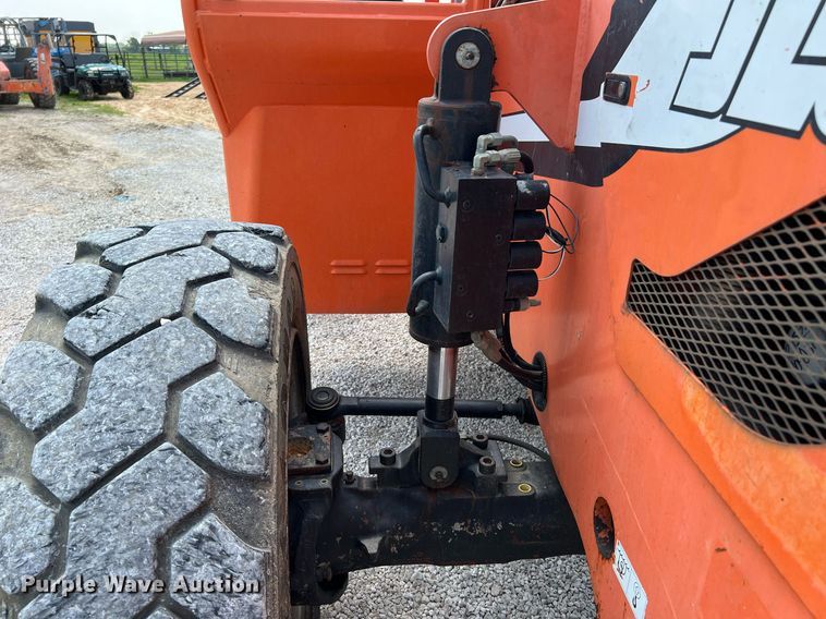 image for item DQ2073 2014 JLG Skytrack 8042  telehandler