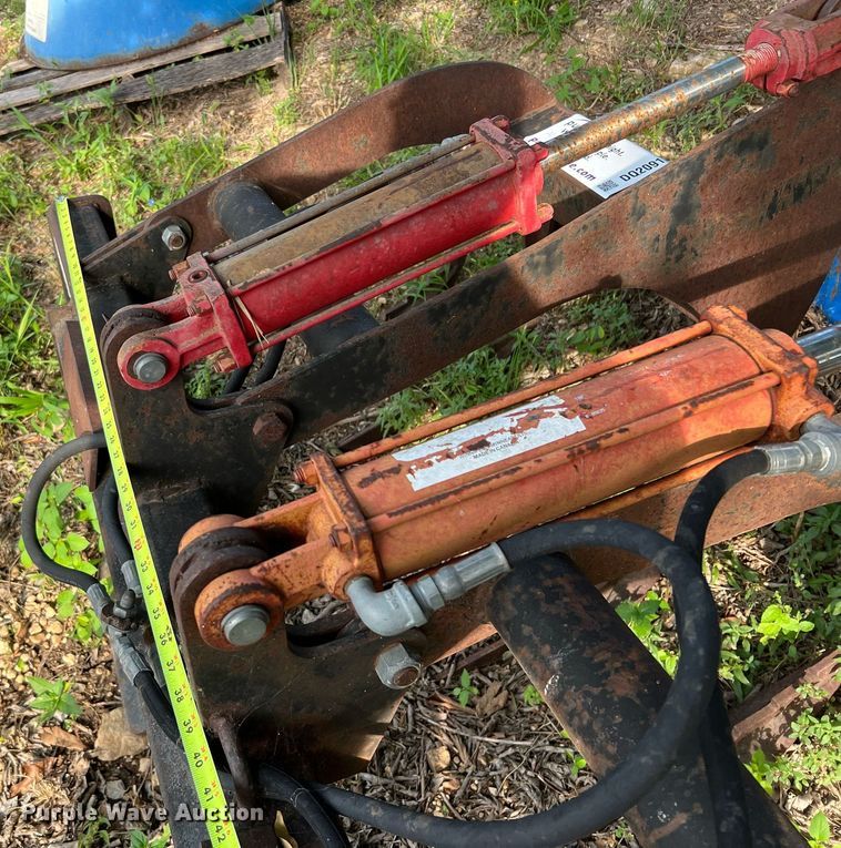 image for item DQ2091 66" W skid steer grapple