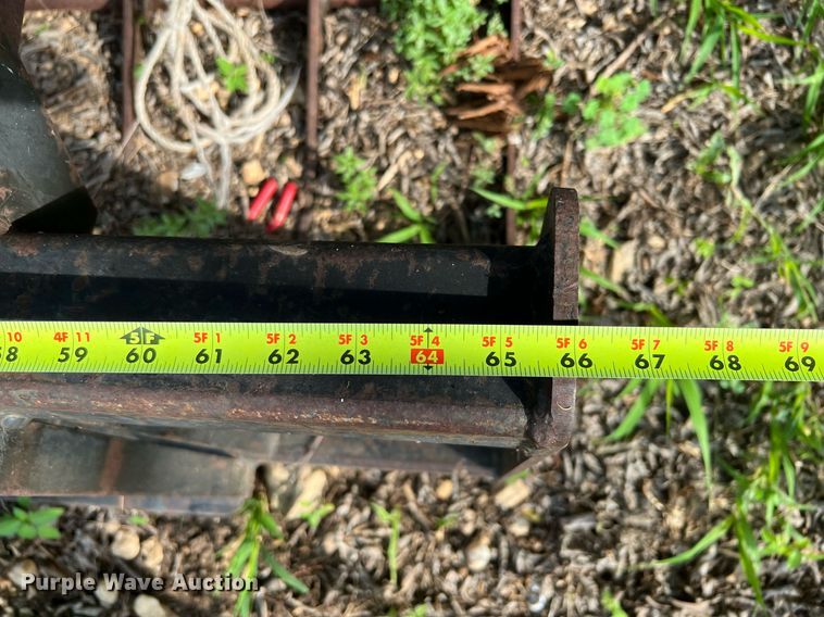 image for item DQ2091 66" W skid steer grapple