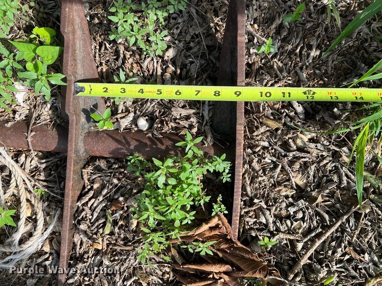 image for item DQ2091 66" W skid steer grapple