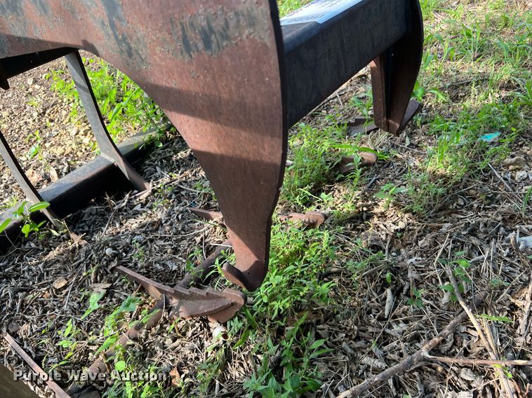 image for item DQ2091 66" W skid steer grapple