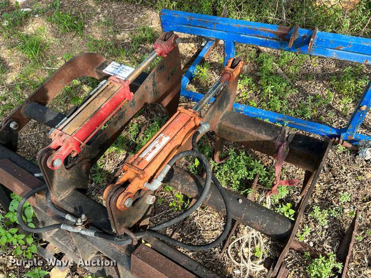 image for item DQ2091 66" W skid steer grapple